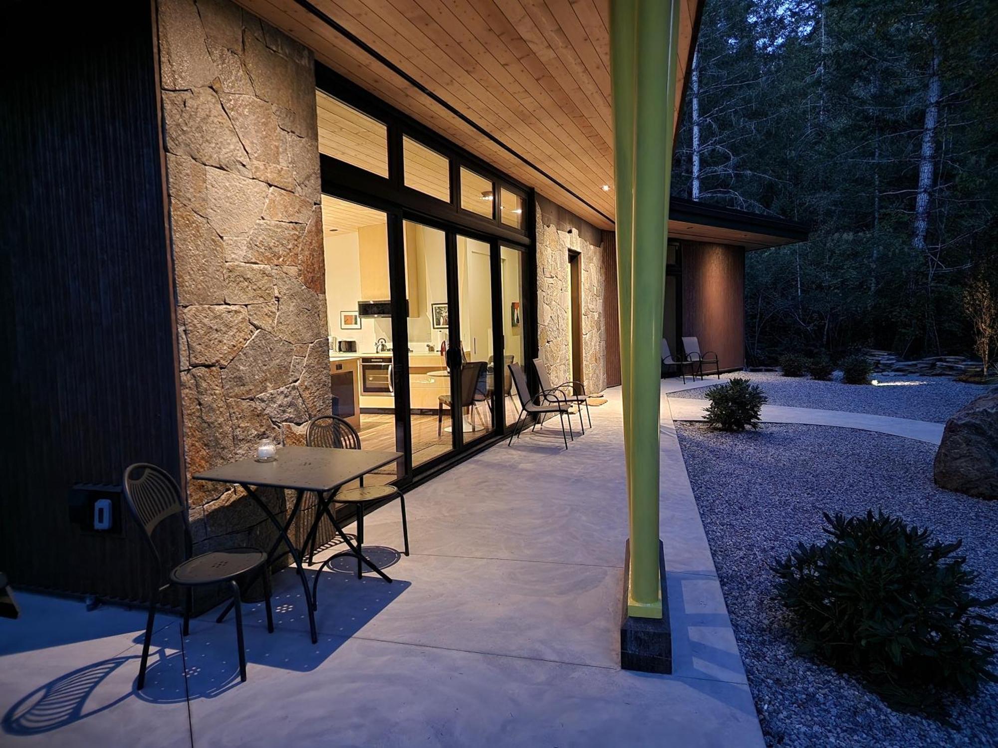 Hotel The Shed At Moon Dance Madeira Park Esterno foto